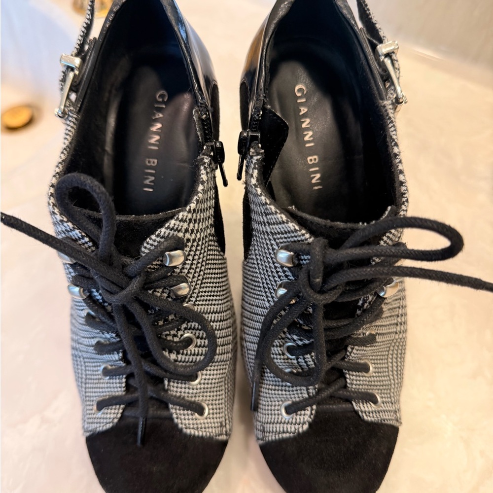 Gianna Bini platform heel booties featuring a black and white plaid print Sz 6.5 - Picture 5 of 12
